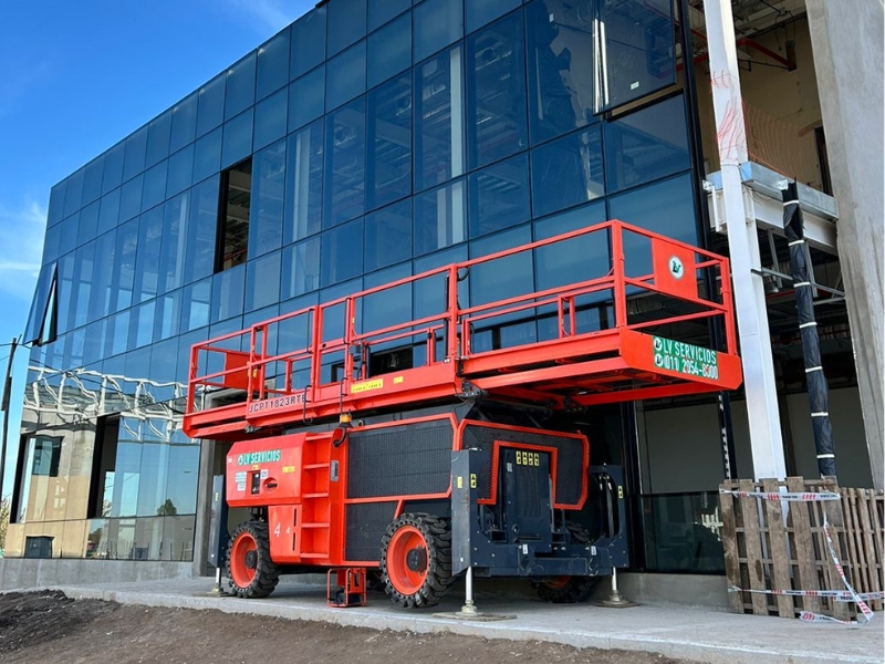 Tijera elevadora LV Servicios en obra de construcción en altura de edificio