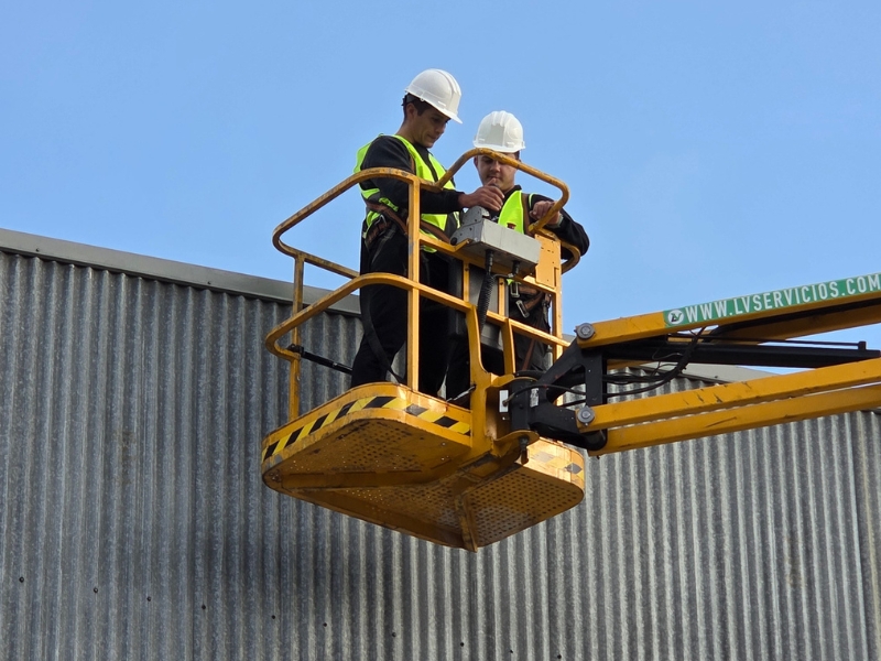 Capacitación en altura para operario en canasta de brazo articulado - LV Servicios