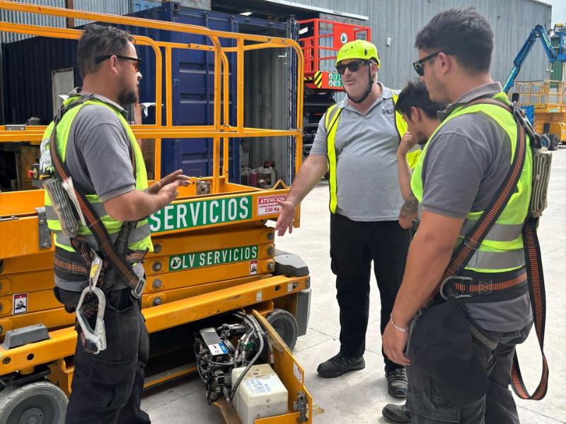 Operarios realizando checklist de seguridad en plataforma elevadora antes de operar - LV Servicios