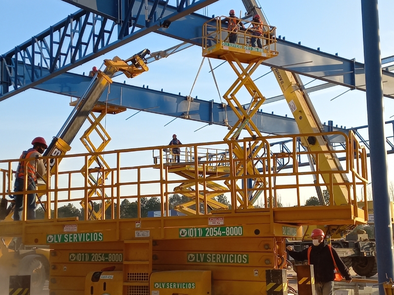 Plataformas elevadoras LV Servicios operando en obra de infraestructura de gran escala