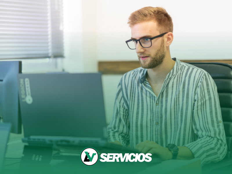 Ezequiel trabajando en el análisis previo de un proyecto de trabajo en altura - LV Servicios