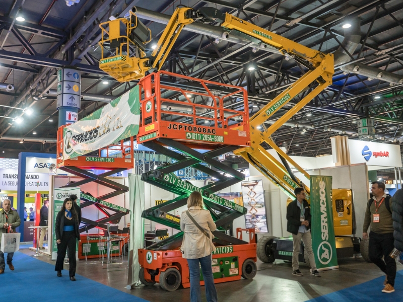 Stand de LV Servicios con plataformas elevadoras en Expo Logisti-k 2026, La Rural, Buenos Aires