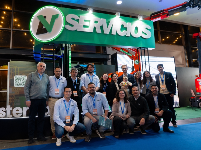 Equipo de LV Servicios en el stand de Expo Logisti-k 2026, La Rural, Buenos Aires
