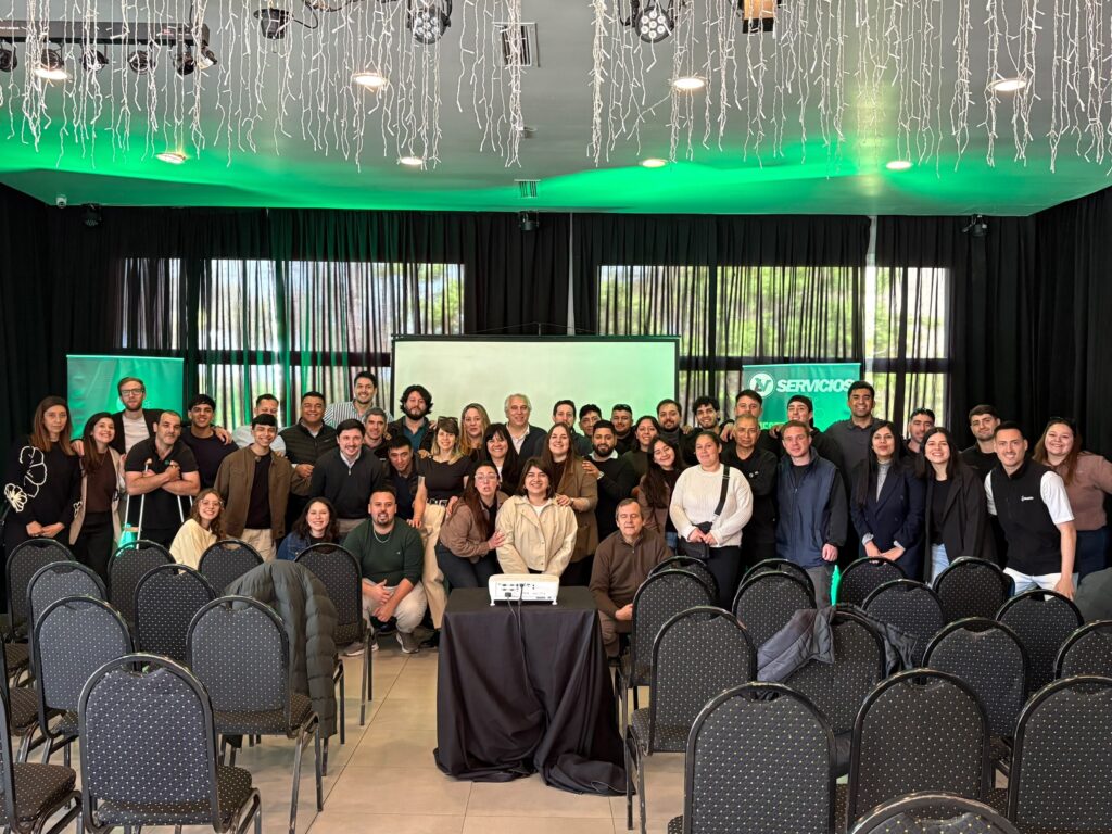 Todo el equipo de LV Servicios presente para el Desayuno Empresarial